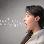 Hablar sin parar: signo precoz de Alzheimer según estudios