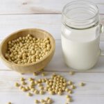 Beneficios y riesgos de la leche de soja: ¿engorda o aporta calcio?
