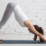 Beneficios y variaciones de la posición de yoga para perros boca arriba: fortalecimiento, estabilidad y relajación cerebral