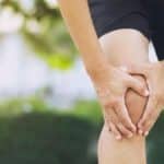 ¿Crujidos en la rodilla al subir escaleras?