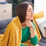 Dolor de garganta: ¿cómo tratarlo y prevenirlo al coger frío?