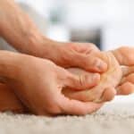 Alivio para pies cansados: baños de contraste y otros remedios