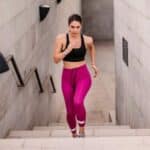 Un conjunto práctico de ejercicios diseñados para el calentamiento, la actividad cardiovascular y la fortalecimiento muscular