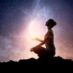 Las coincidencias fascinantes entre la física cuántica y la espiritualidad según el Dalai Lama