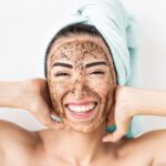 Peeling mecánico vs dermoabrasión: diferencias y beneficios