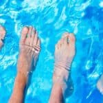Pies en la piscina: consejos para prevenir infecciones
