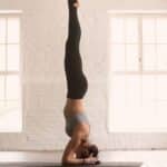 Explorando los Beneficios Físicos de Posturas Invertidas como la Sirsasana